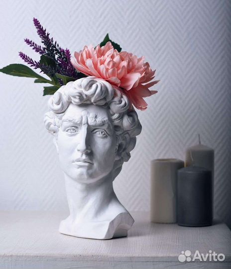 Кашпо Давид, Наоми, девочка в описании