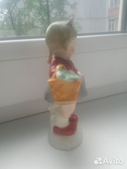 Довоенная статуэтка Девочка с корзинкой