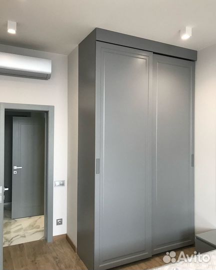 Книжный шкаф