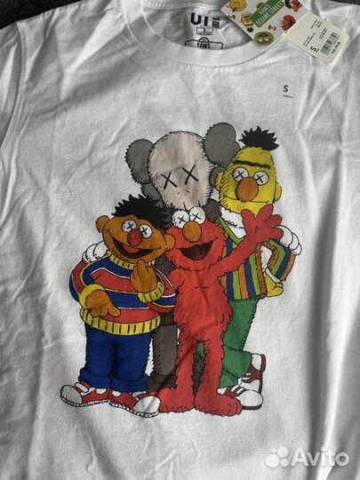 Футболка Uniqlo x Kaws x Sesame Street S