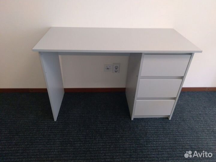 Письменный стол с ящиками