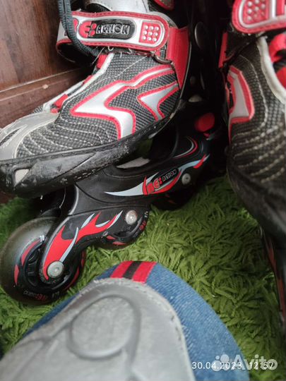 Роликовые коньки и комплект защиты