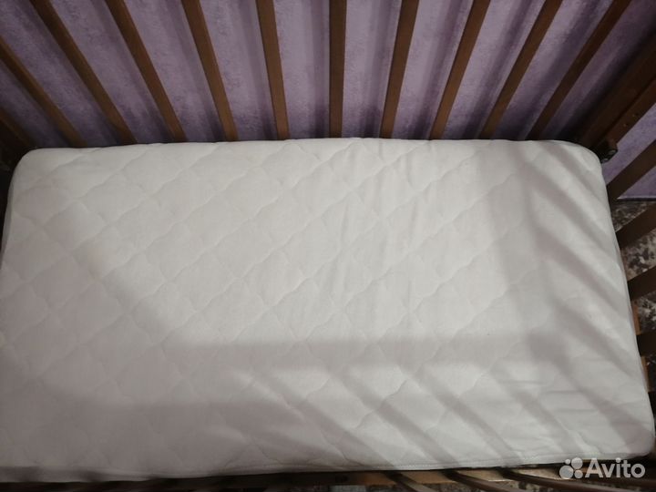 Детская кроватка с маятником