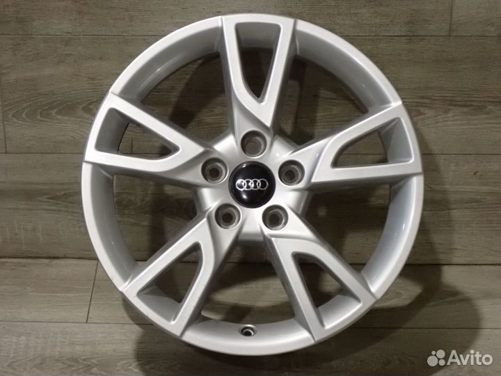 Комплект оригинальных R17 дисков Audi Q3 2к