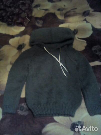 Свитер с капюшоном