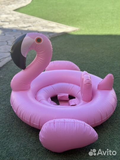 Надувной круг фламинго с ножками