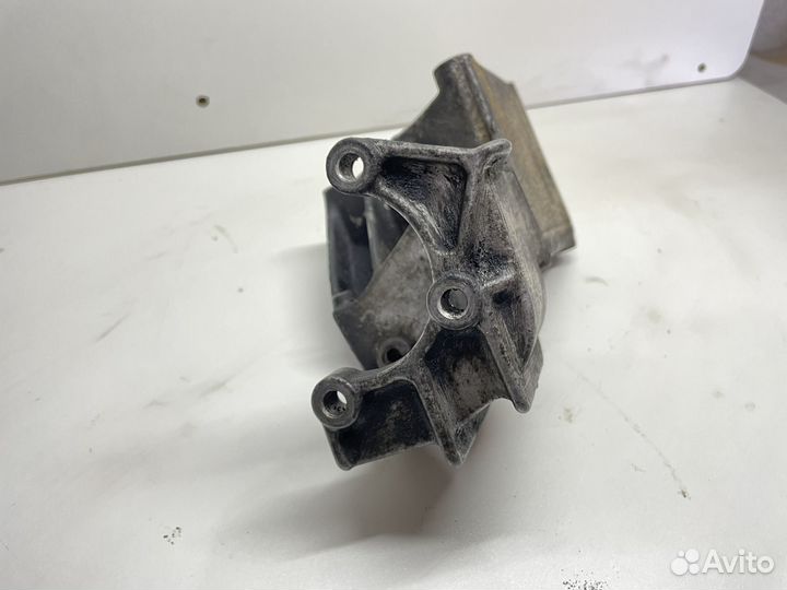 Кронштейн насоса гур VW Transporter T4 2.5 AET