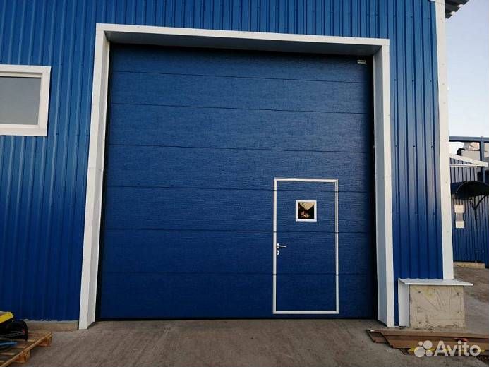 Секционные ворота с калиткой