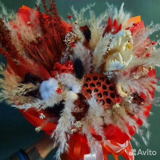 Букет из сухоцветов и черепа лисы