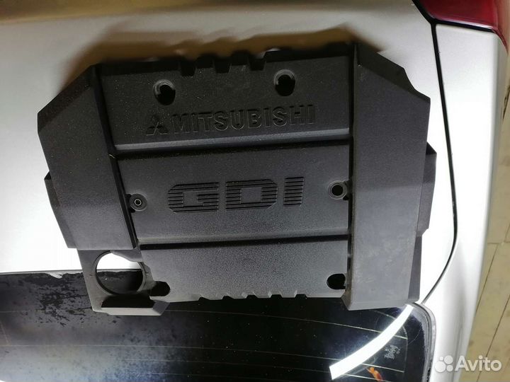 Крышка двигателя lancer 1.8