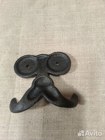 Крючок двойной интересный чугунный