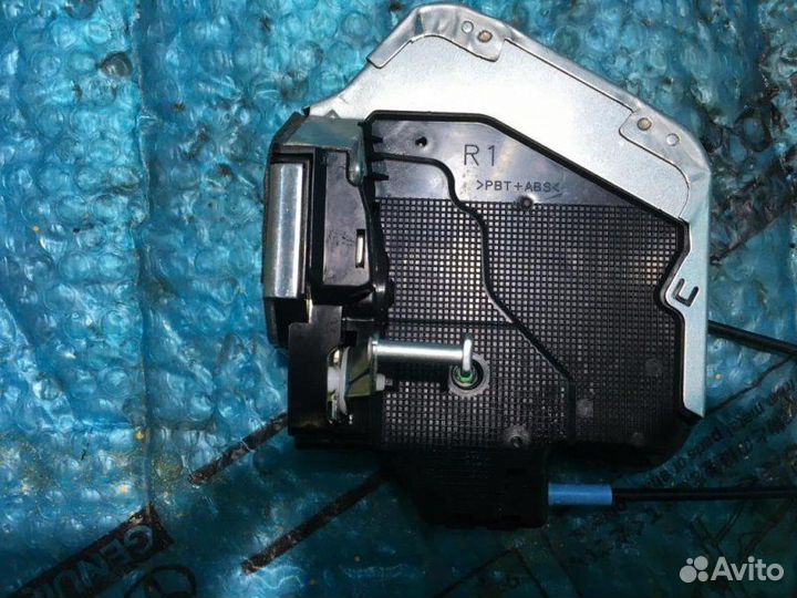 Замок двери задней правой Toyota Land Cruiser 200