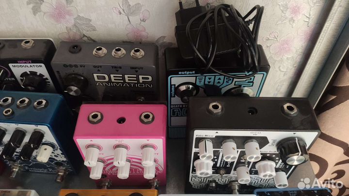 Кучка педалей эффектов для гитар И синтезаторов