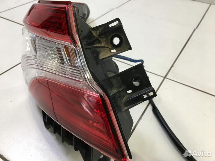 Фонарь задний наружный левый Toyota Camry XV70 70