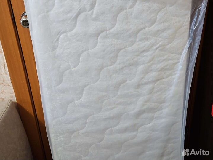 Детская кроватка с маятником