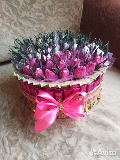 Сладкий подарок с цветами