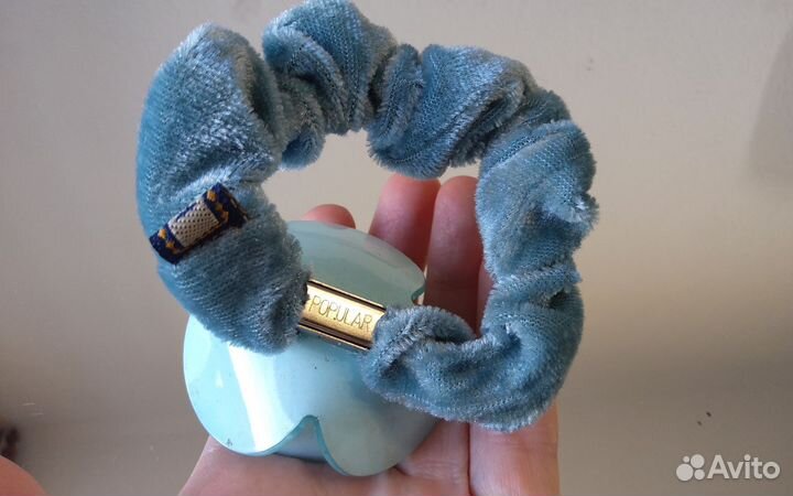 Бархатная резинка для волос с цветком