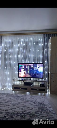 Продаю диван, шкаф рядом с диваном и подставку