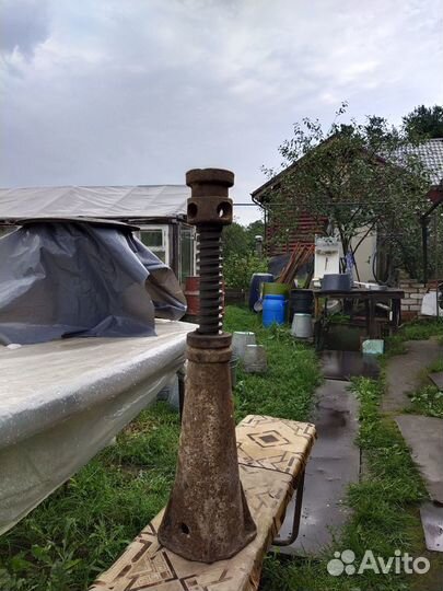 Домкрат винтовой