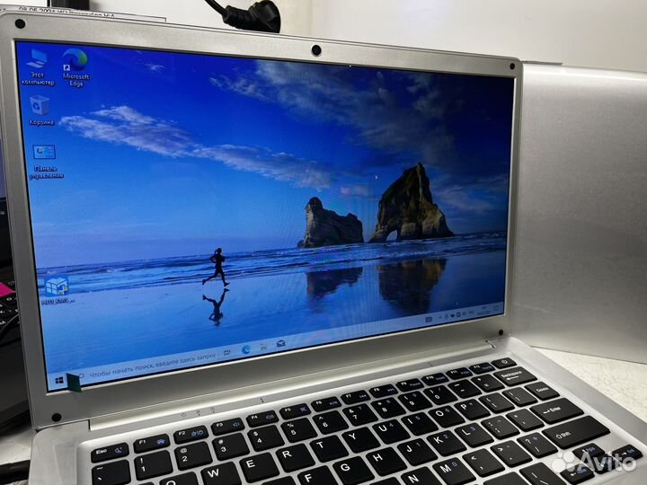 Новый быстрый ноутбук в магазине в коробке