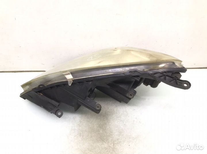 Фара правая Opel Zafira B 1.9 cdti 2009