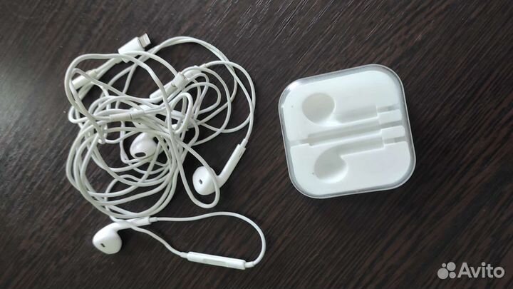 Зарядка и наушники на iPhone