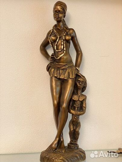 Пара мраморных статуэток (африканцы)