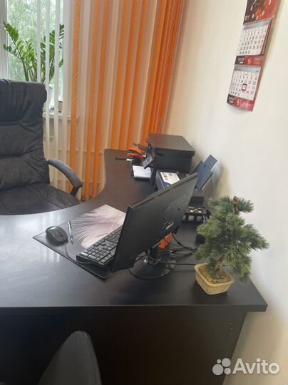 Угловой письменный стол с полками