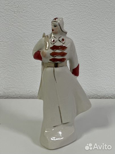 Фарфоровая статуэтка