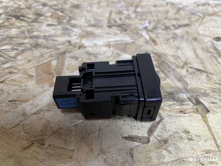 Кнопка подогрева правого сиденья Toyota Camry 50