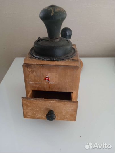 Старинная кофемолка