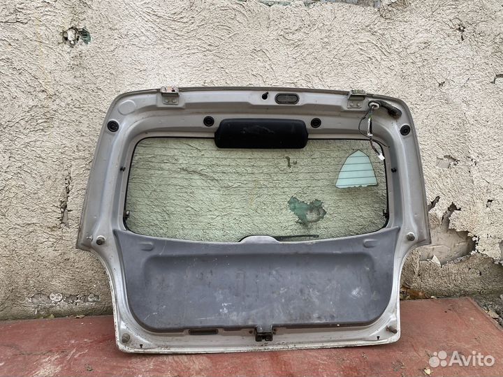 Крышка багажника на Mazda Familia BJ5W