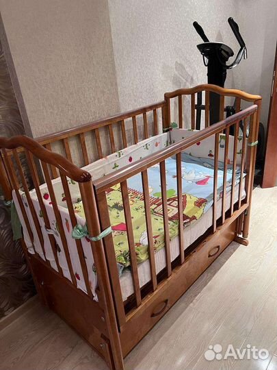 Детская кроватка с продольным маятником