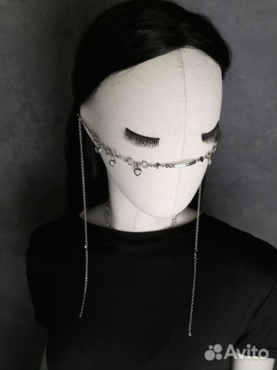 Цепочка на лицо со стразами и сердечками