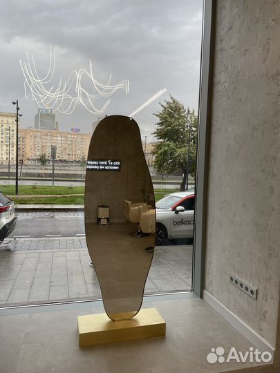 Зеркало на подставке латунное асимметричное