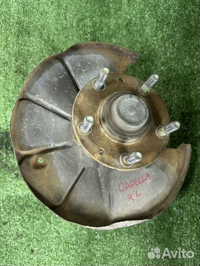 Кулак задний левый Mazda Capella