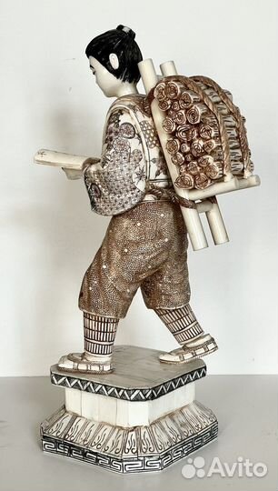 Статуэтка «Мальчик с книгами»