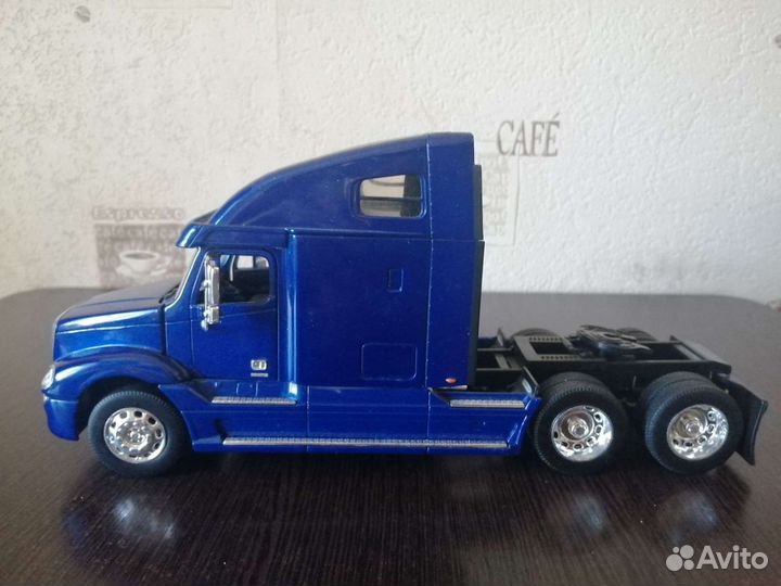 Модель freightliner 1/32