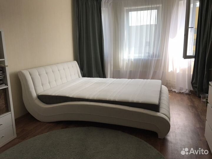 Кровать двуспальная с подъемным механизмом