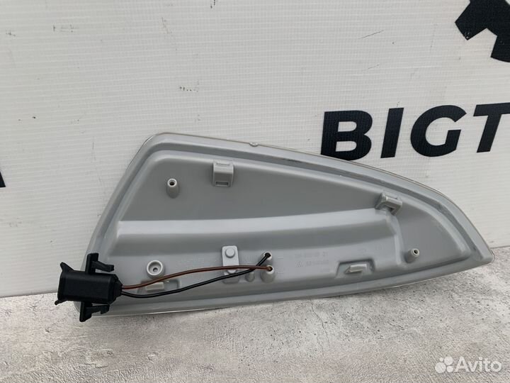 Повторитель в зеркало правый Mercedes A2048200821