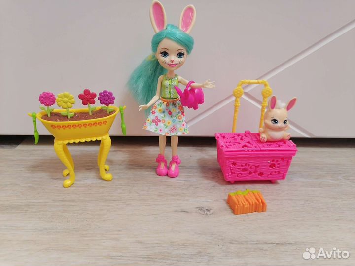 Кукла энчантималс с питомцем и клумбой