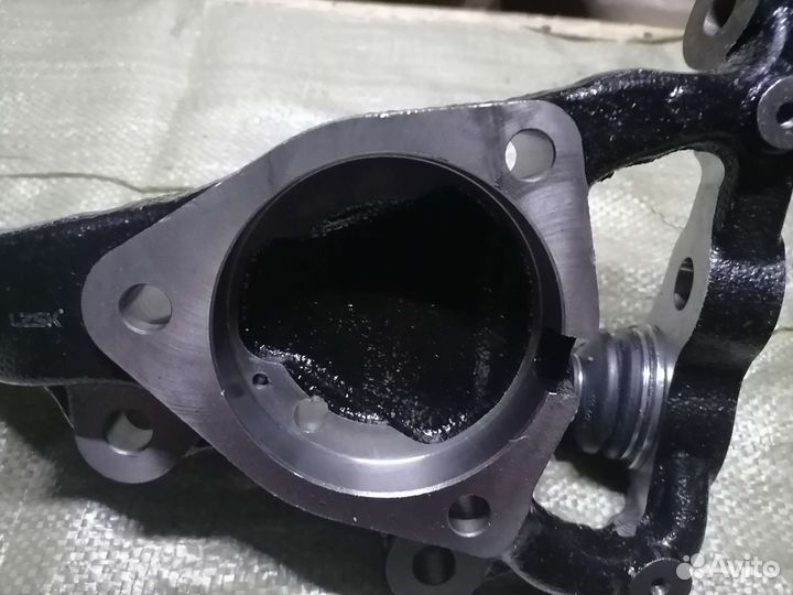 Поворотный кулак правый Dodge Charger LD RWD