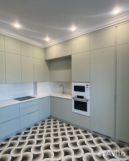 Кухня угловая в потолок