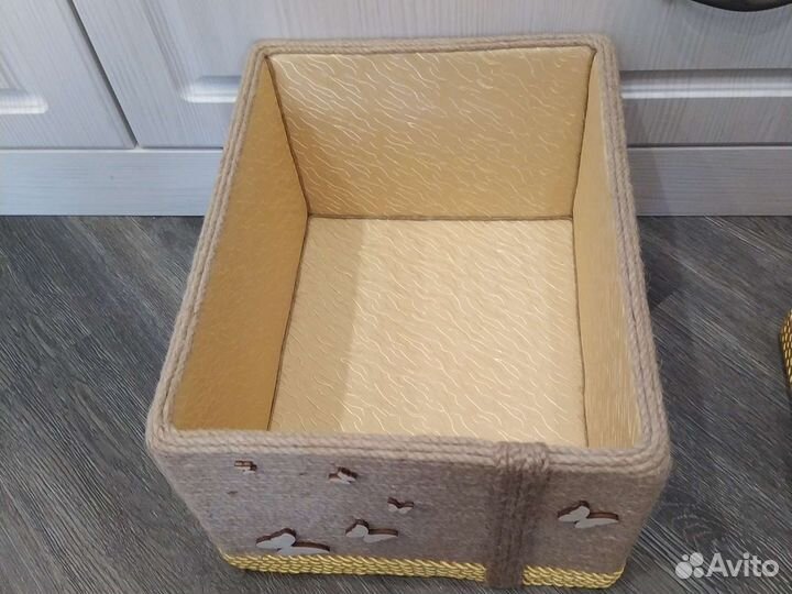 Коробка ручной работы из джута и игрушки вязаные