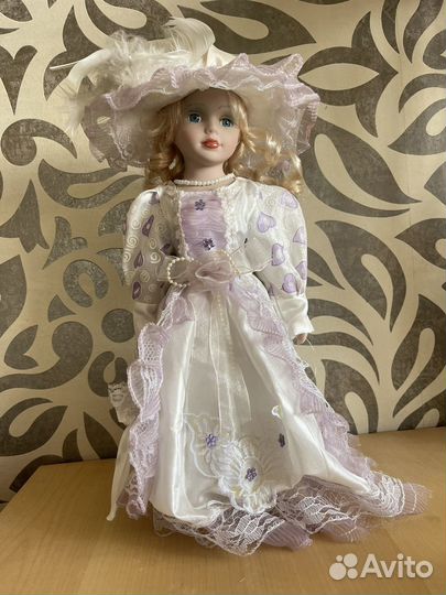 Кукла фарфоровая 40 см