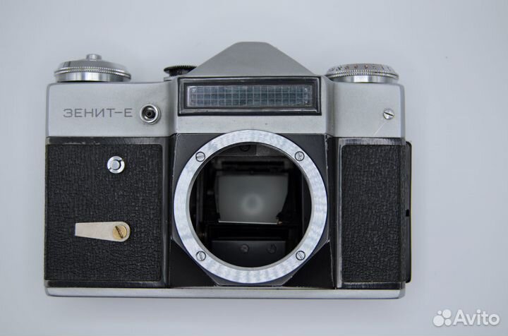 Пленочный фотоаппарат Зенит Е и вспышка луч 70