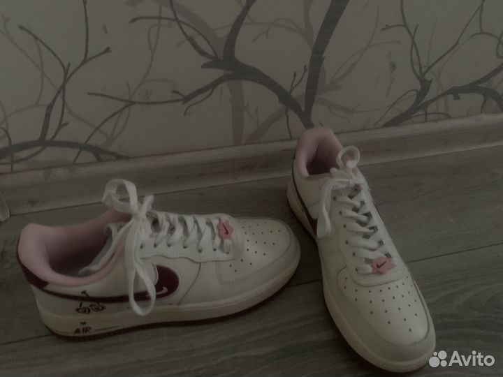 Кроссовки женские