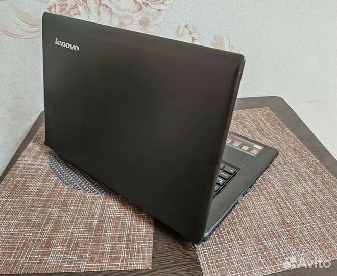 Ноутбук Lenovo. 17.3