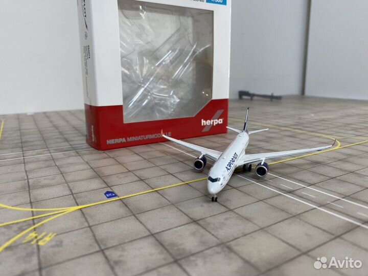 Модель самолета 1/500 herpa a350 аэрофлот