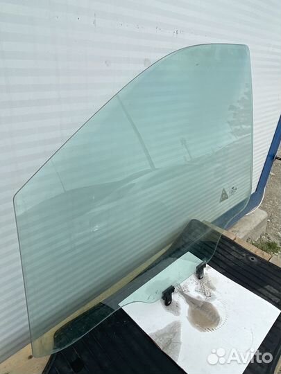 Стекло передней левой двери Hyundai Grand starex